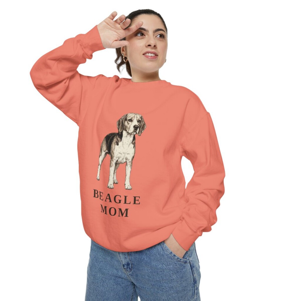 beagle-sweatshirt-mom-terracotta-person-2-context Beagle Mom Sweatshirt, Terracotta, person 2 context