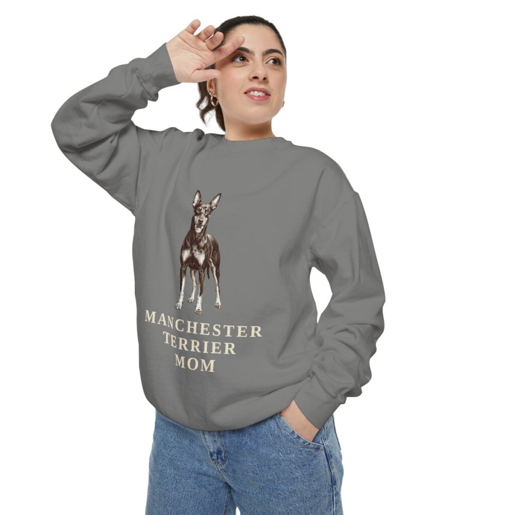 manchester-terrier-sweatshirt-mom-grey-person-2-context Manchester Terrier Mom Sweatshirt, Grey, person 2 context