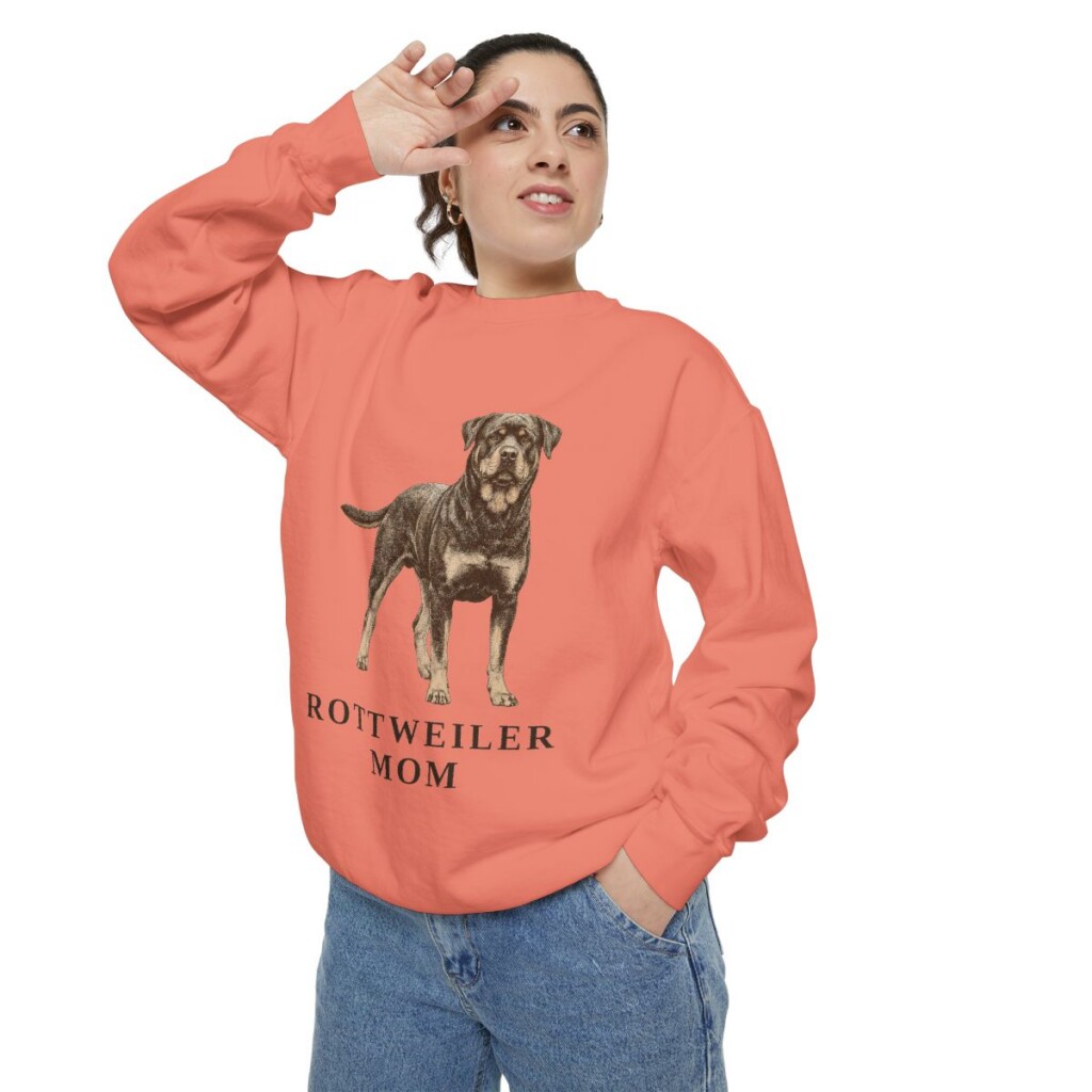 rottweiler-sweatshirt-mom-terracotta-person-2-context Rottweiler Mom Sweatshirt, Terracotta, person 2 context