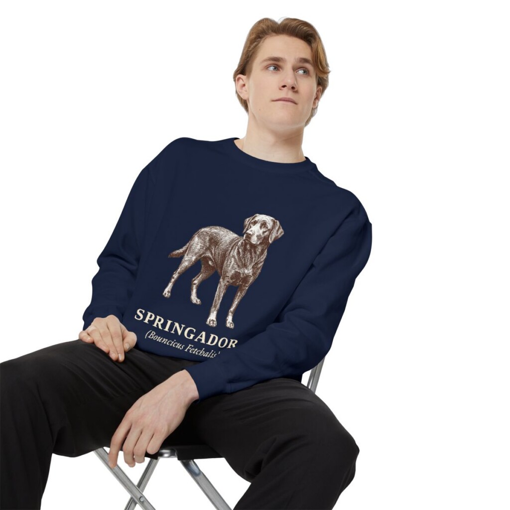 springador-sweatshirt-latin-true-navy-person-1-context Springador Latin Sweatshirt, True Navy, person 1 context
